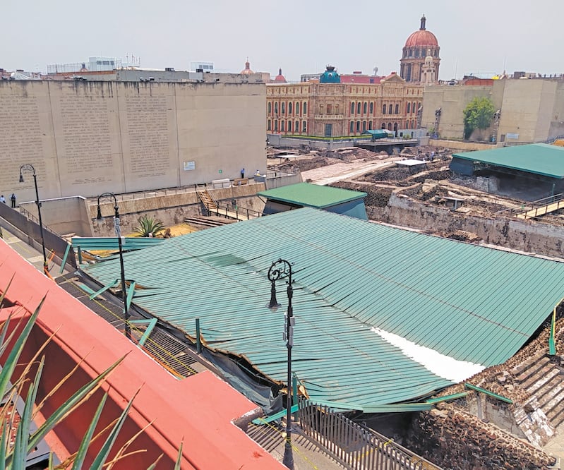 Así quedó la techumbre del Templo Mayor que protege los vestigios arqueológicos de la zona luego de la granizada del pasado 28 de abril en la Ciudad de México. Foto: Archivo El Universal