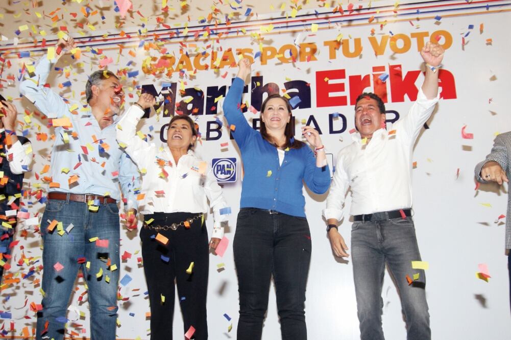 Los militantes del Frente recibieron a Martha Erika (segunda de der. a izq.) en un salón del hotel Marriot, entre gritos de “¡Sí se pudo! ”. La candidata pidió a sus simpatizantes “tener cuidado”. (OMAR CONTRERAS. EL UNIVERSAL)