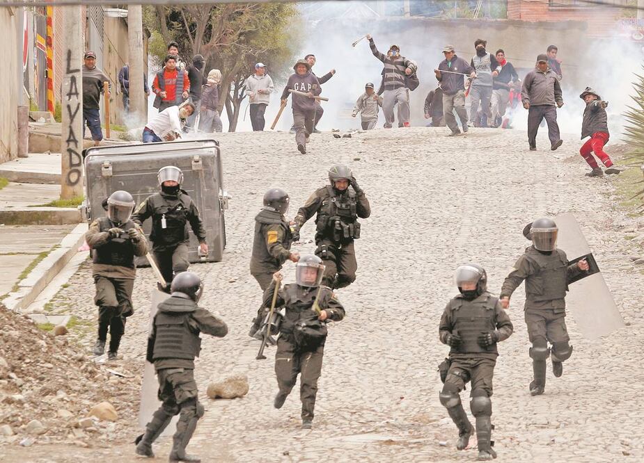 Elementos de la policía de Bolivia se enfrentaron ayer en la capital contra simpatizantes del expresidente Evo Morales. Foto/JUAN KARITA. AFP