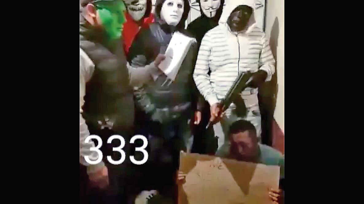 En las imágenes se ve cómo golpean y amenazan a dos personas por separado, que aseguran son responsables de robos a transporte público de la Ruta 28 (TOMADAS DE VIDEO)