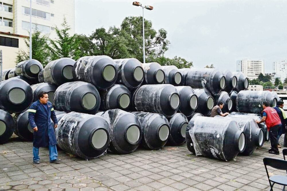 De 16 delegaciones, al menos 11 harán la entrega de tinacos, despensas, tarjetas electrónicas y hasta la impermeabilización de viviendas. Foto: ARCHIVO EL UNIVERSAL