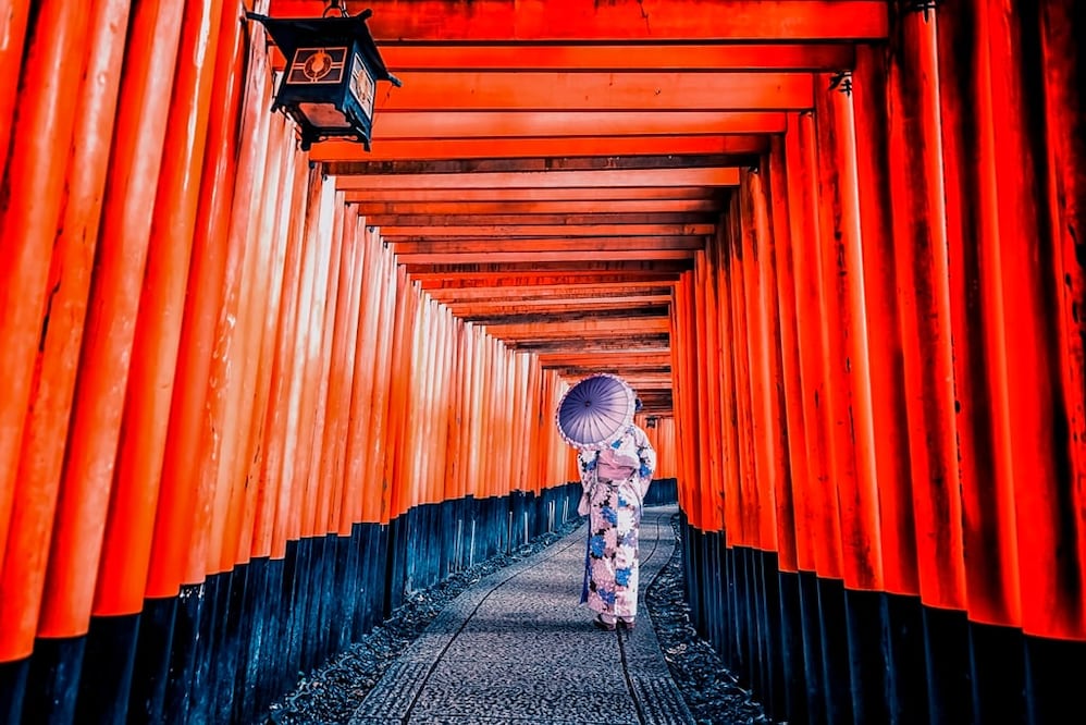 Camino de torii en el Templo Fushimi Inari Taisha, en Kioto. (Foto: iStock)