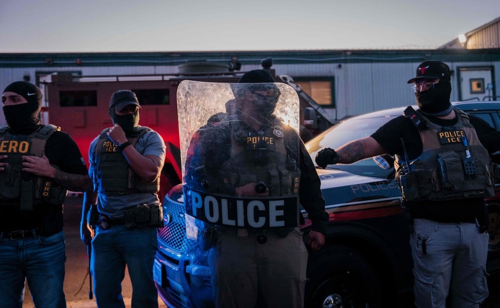 Agentes del ICE resguardan el centro migratorio Delaney Hall en medio de protestas y una huelga de hambre de detenidos (28/05/2026). Foto: AFP