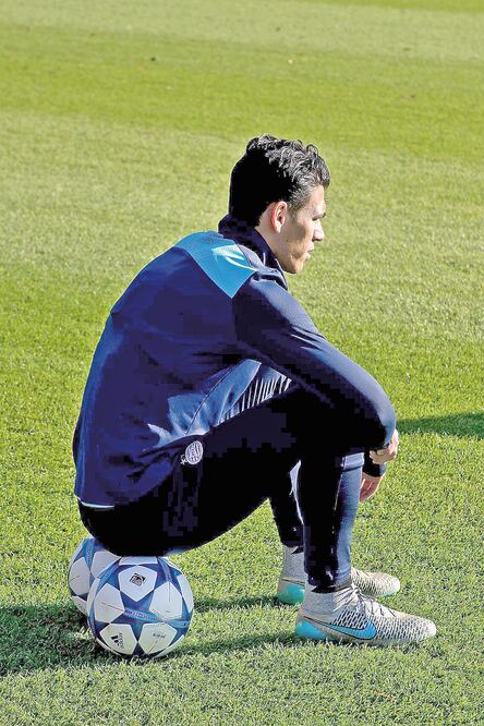 Héctor Moreno prometió a la afición un gran triunfo (MARCEL VAN HOORN. EFE)