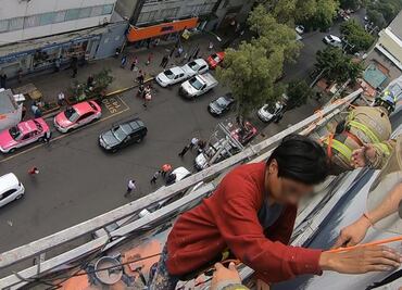 Pintor realizaba mural en edificio del Metro San Cosme y queda varado