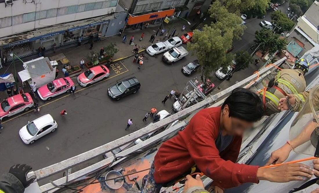 José Alejandro, de 30 años, pintaba un mural, cuando el andamio dejó de funcionar. Foto: Cortesía ERUM