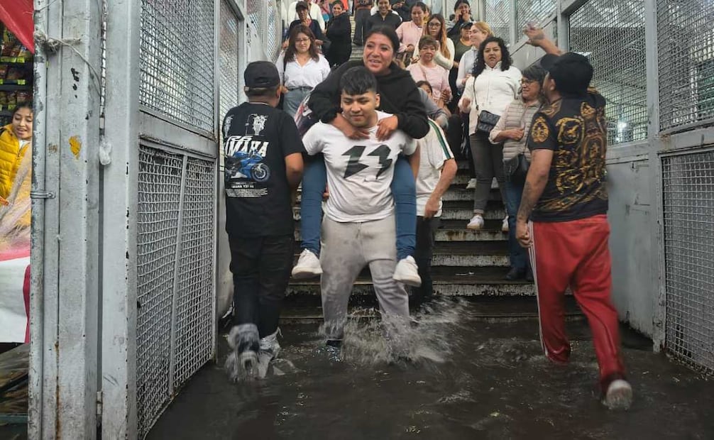 Fuertes lluvias dejan afectaciones en la CDMX; cablebús y metro modifican su servicio.
Foto: Luis Camacho/El Universal