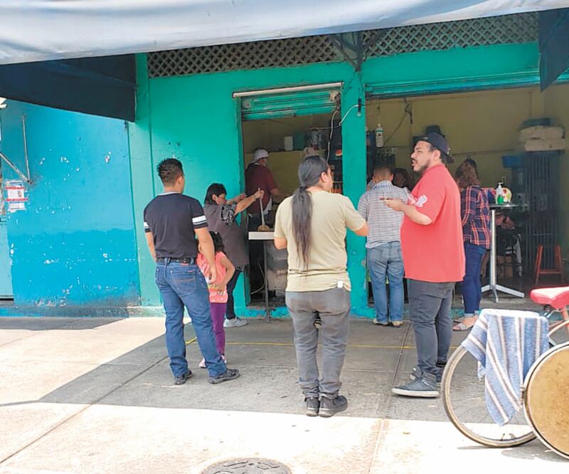El confinamiento no existió en la calle 310 de la colonia Nueva Atzacoalco, en la alcaldía Gustavo A. Madero. En junio ya se abrían regularmente 105 locales, 87.5% de los existentes. Foto: ERIK LÓPEZ