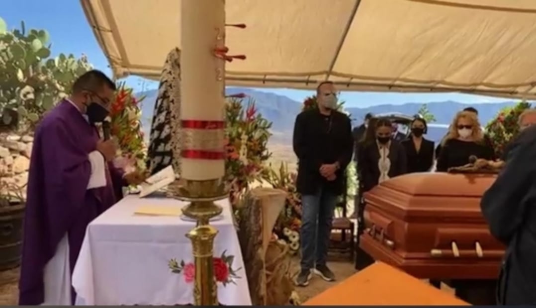 Pepe Aguilar se despide de su madre Flor Silvestre en emotivo funeral