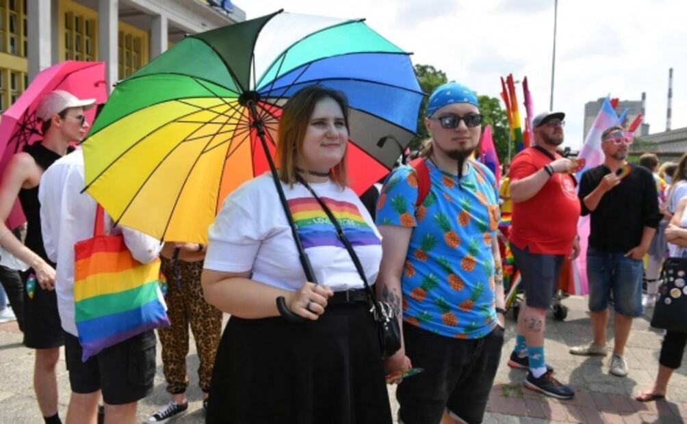 Pese a detenciones, miles participan en marchas del Orgullo LGBT+ en Europa