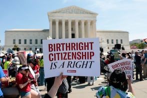 Corte Suprema de EU, escéptica ante pedido de Trump de limitar la ciudadanía por nacimiento; el mandatario presenció los argumentos