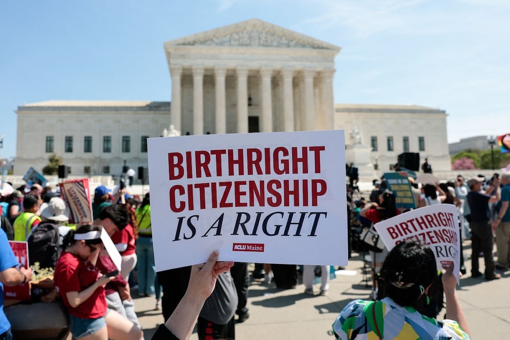 Manifestantes durante una protesta ante la Suprema Corte, que este miércoles escuchó argumentos sobre la demanda de la adminstración Donald Trump para restringir la ciudadanía por nacimiento. FOTO: KENT Nishimura. AFP