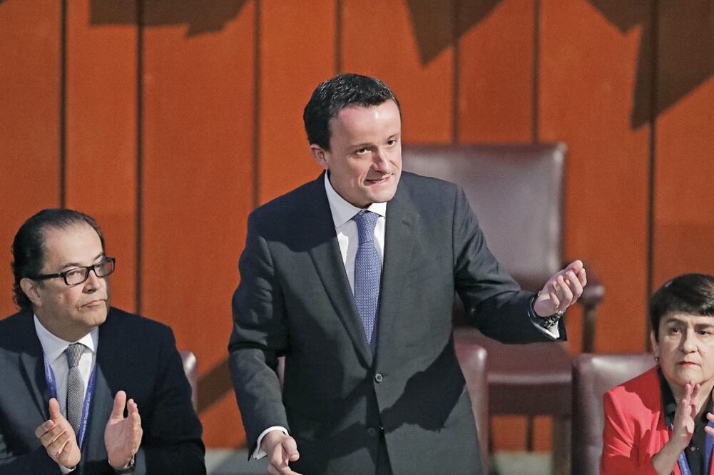 El IMSS busca incentivar la permanencia de personal, al ofrecer bonos salariales para que trabajen después de su jubilación, indicó Mikel Arriola (ALEJANDRO ACOSTA. EL UNIVERSAL)