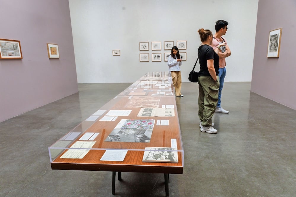 En la exposición se puede observar arte figurativo, abstracto, collage y hasta bocetos de diseño de vestuario. Foto: de YARETZY M. OSNAYA. EL UNIVERSAL