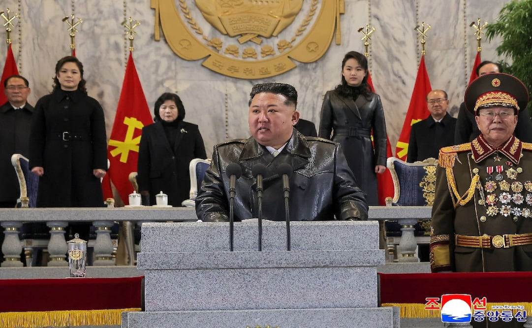 Kim Jong-un pronuncia su discurso ante delegados y mandos militares durante la sesión de clausura en Pionyang. (25/02/26) Foto: AFP.