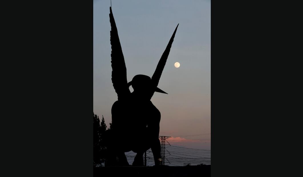 Imagen de la superluna fría con la escultura de El Vigilante, sobre la autopista México-Pachuca, en el municipio de Ecatepec, Edomex, el miércoles 3 de diciembre de 2025. Foto: Valente Rosas/EL UNIVERSAL