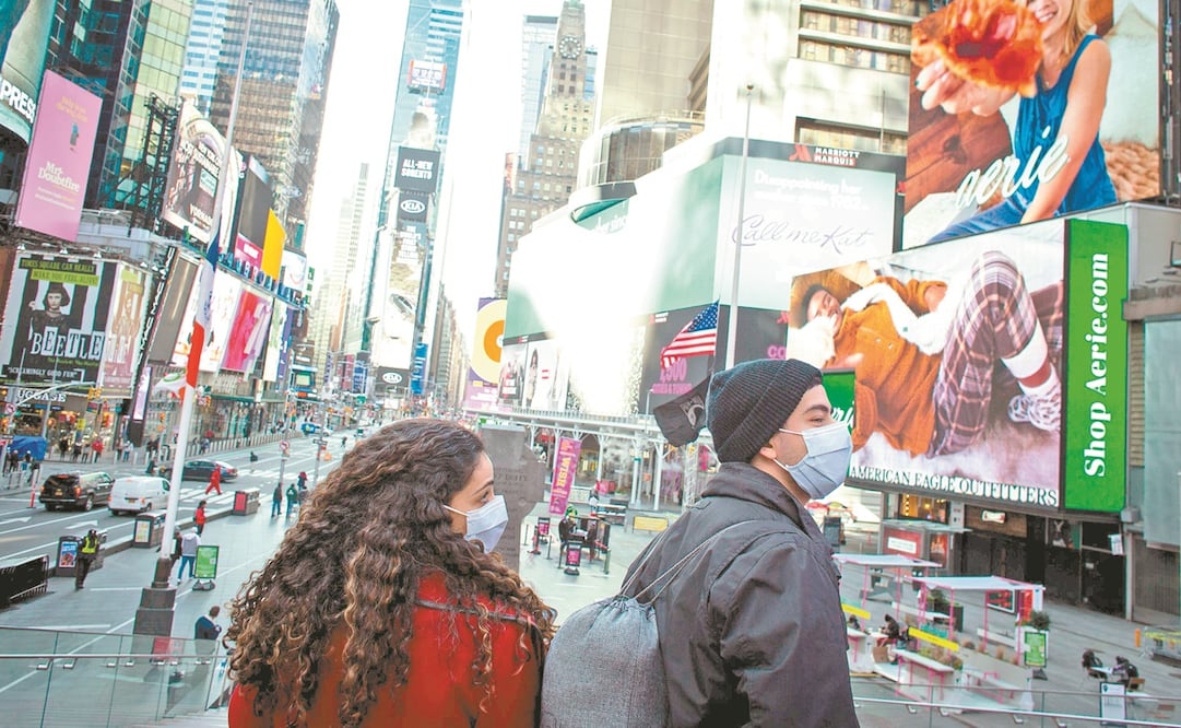 Estadounidenses en Times Square, en Nueva York. El país suma más de 292 mil 91 muertos, de acuerdo con el conteo de la Universidad Johns Hopkins. Foto: Kena Betancur. AFP