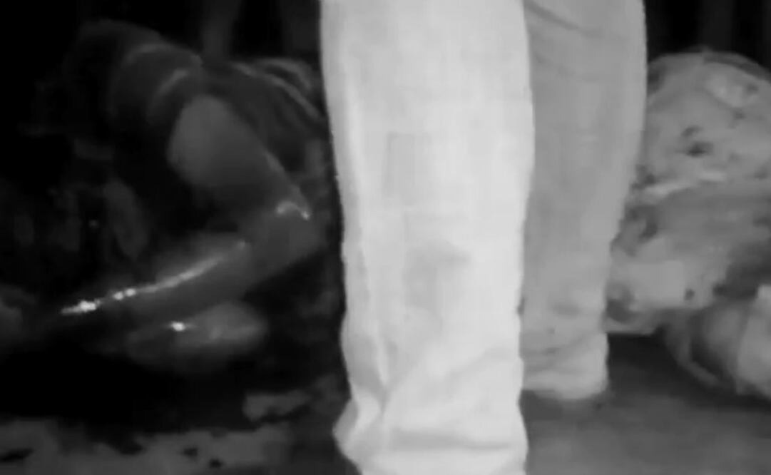 En un video difundido en redes sociales, se observa el momento en que pobladores de Centla golpean a uno de los encuestadores. Foto: Especial