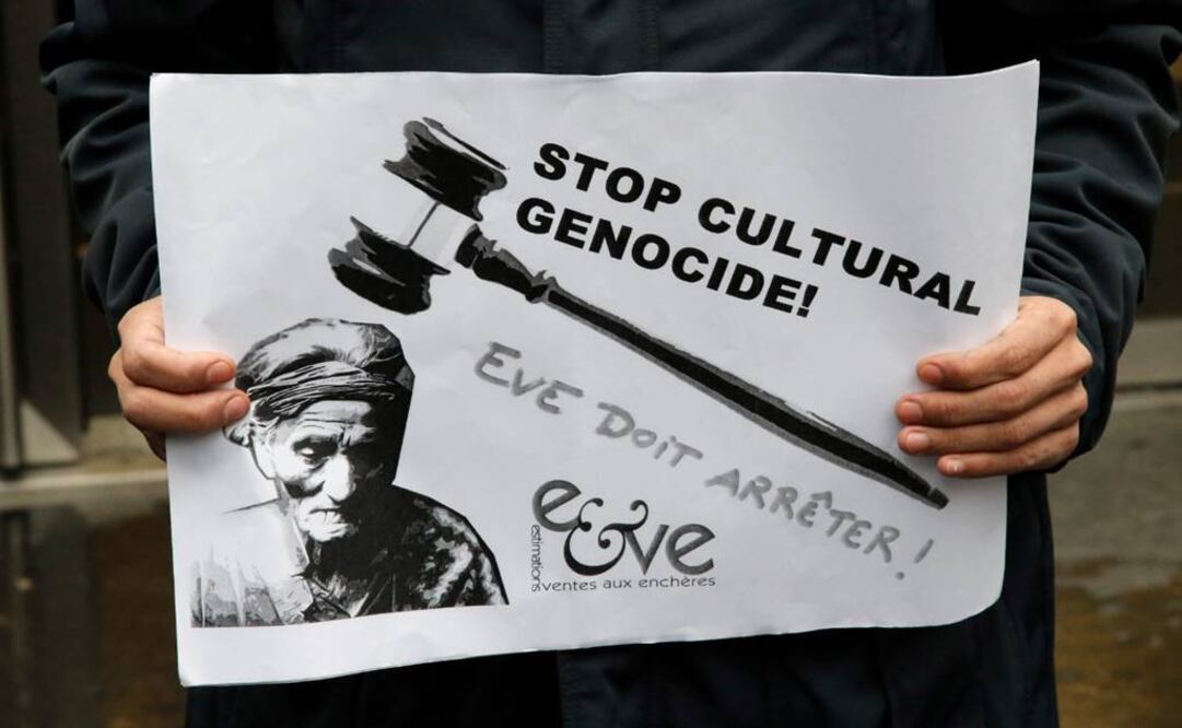 Fuera de la sede de Drouot un grupo de manifestantes mostraba letreros que decían "genocidio cultural". (FOTO: AP)