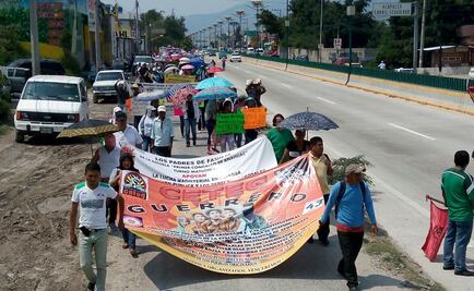 Marchan padres de familia y maestros en Acapulco