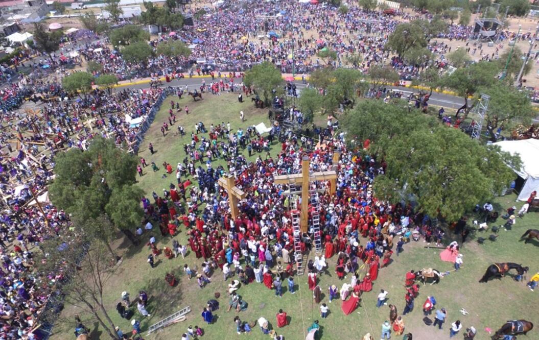 Este Viernes Santo, se llevaron a cabo seis escenas bíblicas en la macroplaza de la demarcación, posteriormente se realizó el Viacrucis al Cerro de la Estrella, donde cientos de personas acompañaron a los personajes principales con cruces similares para pagar alguna manda, algunos descalzos y otros con algunas heridas. Foto: Luis Cortés/EL UNIVERSAL
