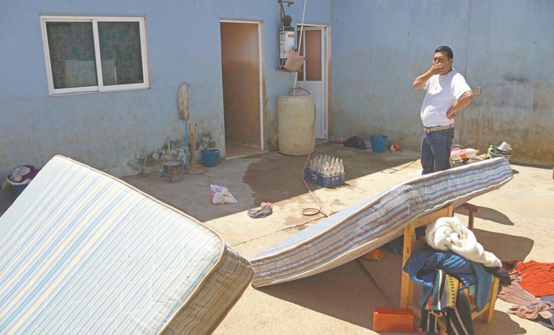 Habitantes de Juxtlahuaca tuvieron que sacar hasta los colchones que fueron alcanzados por el agua, para ver si aún pueden ser reutilizados. Foto/EDWIN HERNÁNDEZ. EL UNIVERSAL