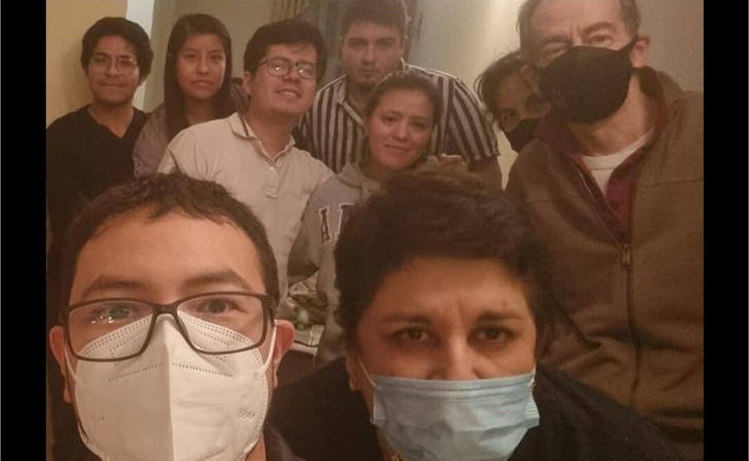 La diplomática mexicana llegó a la frontera de Ucrania con Rumania, acompañando a un grupo de mexicanos. Embajadora Olga García Guillén cubrebocas azul). Foto: Tomada de Twitter. @m_ebrard