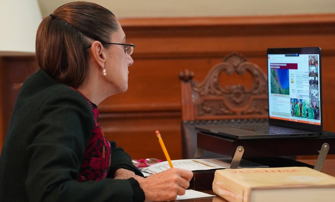 Presidenta Claudia Sheinbaum atiende con gobernadores emergencia por lluvias (10/10/2025). Foto: X (@Claudiashein)