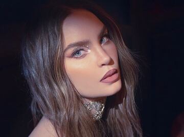 Belinda deslumbra con minifalda a las caderas y top con abertura