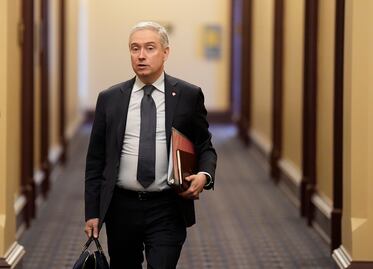 Guerra comercial: Canadá anuncia que aranceles de 25% a ciertos autos de EU entran en vigor el miércoles