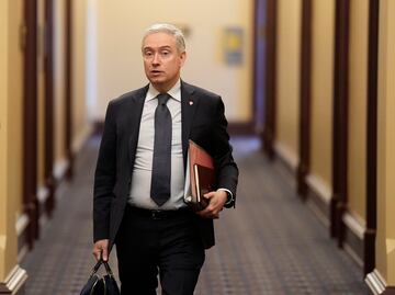 Guerra comercial: Canadá anuncia que aranceles de 25% a ciertos autos de EU entran en vigor el miércoles