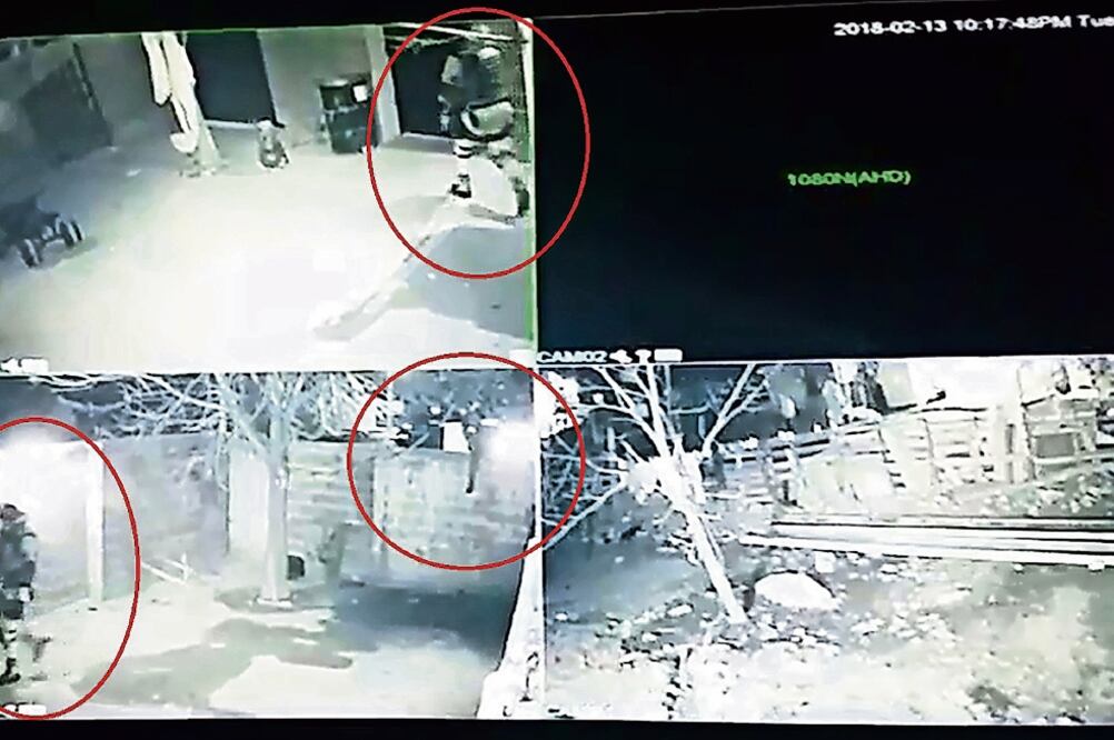 En un video de los denunciantes se observa cómo los policías de Fuerza Coahuila brincan una barda de patio y se introducen en la vivienda (TOMADA DE VIDEO)