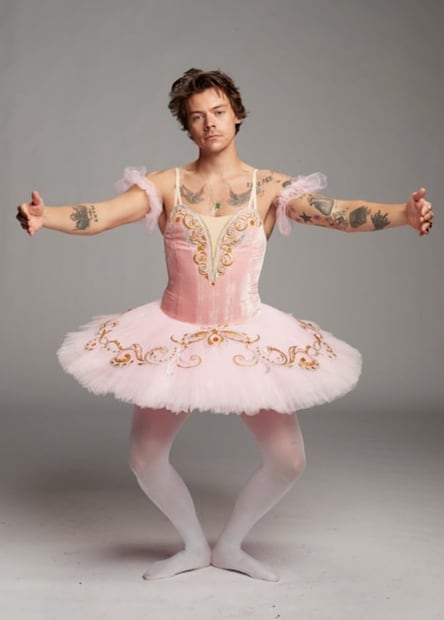 “A Bad Bunny y a Harry Styles le aplauden outfits queer pero a Alejandro Fernández lo critican": usuarios en redes