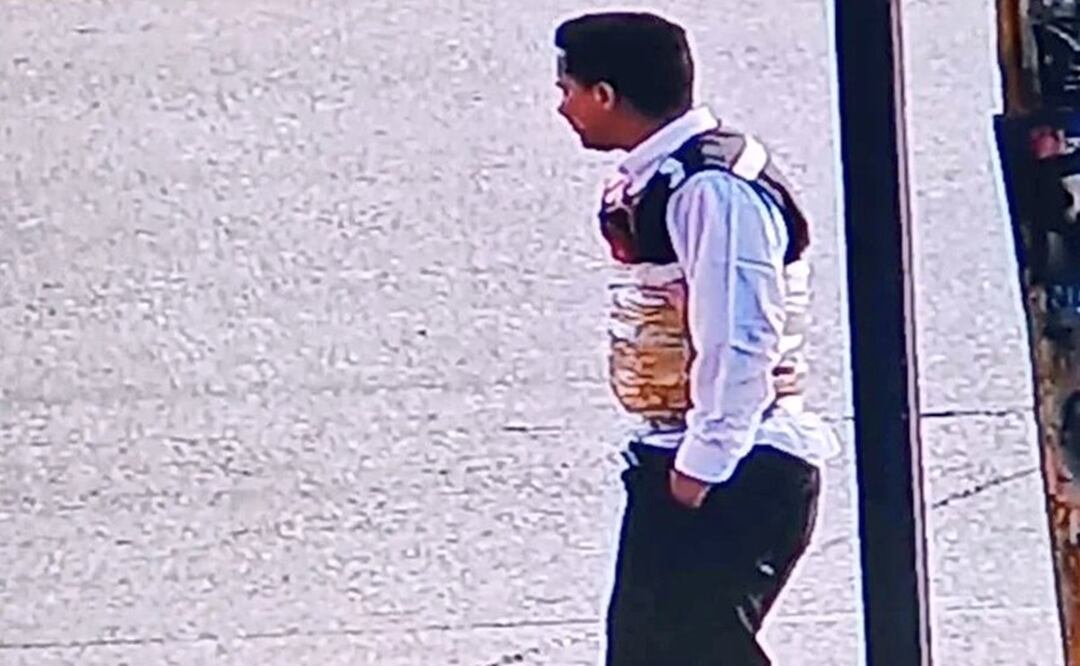 Delincuentes habrían obligado a un empleado de joyería a portar un artefacto explosivo. Foto: Twitter @IpeNoticias