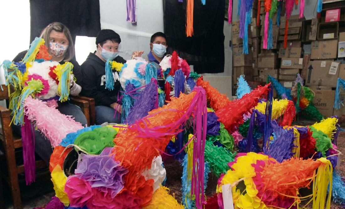 Los jóvenes elaboran las piñatas durante todo el año para ponerlas a la venta en diciembre, señala Marcela Dávila, representante de la asociación. Foto: Omar Contreras