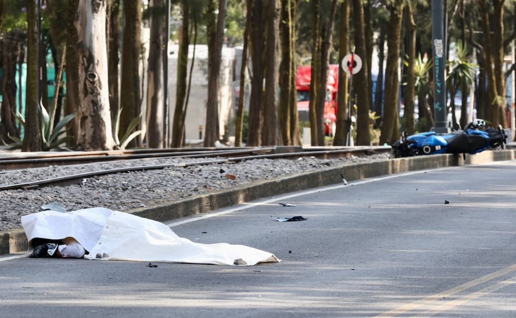 Elementos de la policía acordonaron la zona para permitir las labores periciales y el levantamiento del cuerpo. | Foto: Valente Rosas/ EL UNIVERSAL