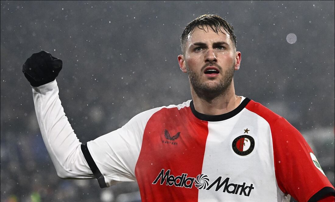 El delantero mexicano recibirá un homenaje por parte del Feyenoord FOTO: AFP