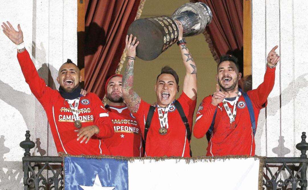 Arturo Vidal, Eduardo Vargas y Mauricio Pinilla muestran el trofeo de campeón de la Copa América en la sede del gobierno andino. Foto: FELIPE TRUEBA. EFE