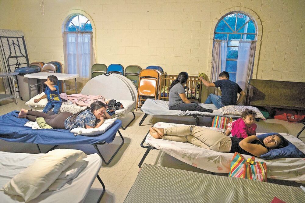 Indocumentados de Honduras, Guatemala y Brasil, en la iglesia metodista El Calvario, luego de ser liberados por las autoridades migratorias. Foto: JOE RAEDLE. AFP