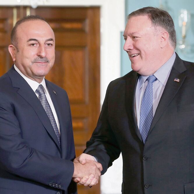 Encuentro. El secretario de Estado de EU, Mike Pompeo, conversó ayer con el canciller turco, Mevlut Cavusoglu, sobre el caso Khashoggi. Foto: MARK WILSON. AFP