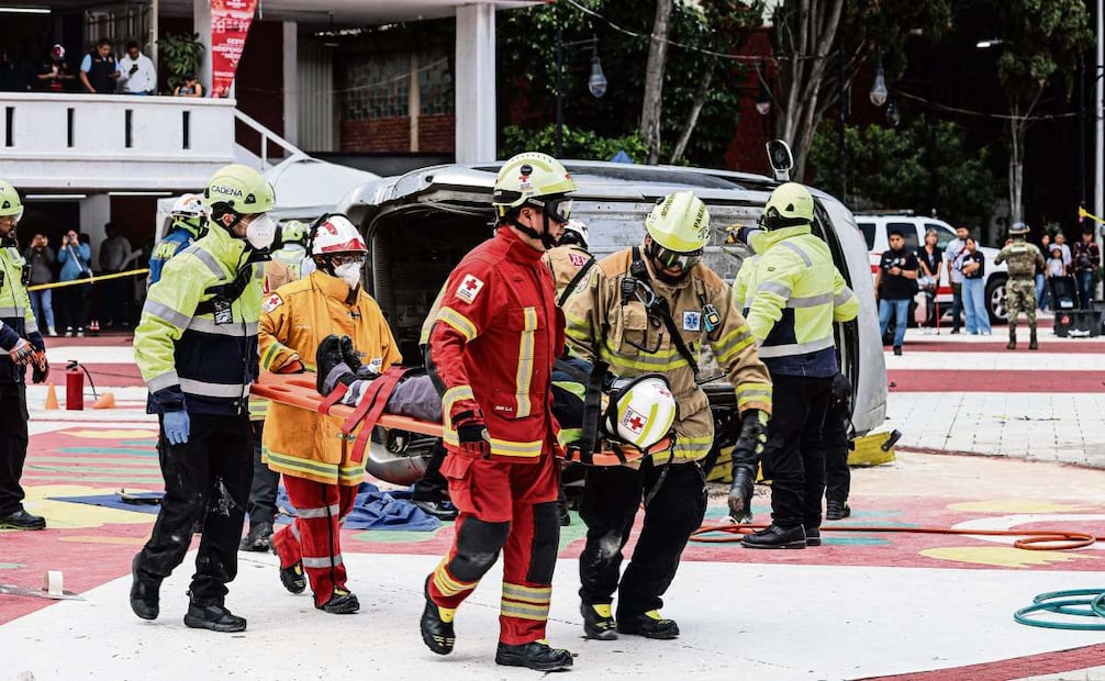 En el Deportivo Xochimilco, elementos de Protección Civil, Ejército, Secretaría de Marina, Cruz Roja y Bomberos comenzaron con el rescate de una persona desde las alturas; personal especializado descendió a la víctima con equipo de rapel, mientras brigadistas coordinaban la atención de los heridos. Foto: GABRIEL PANO. EL UNIVERSAL