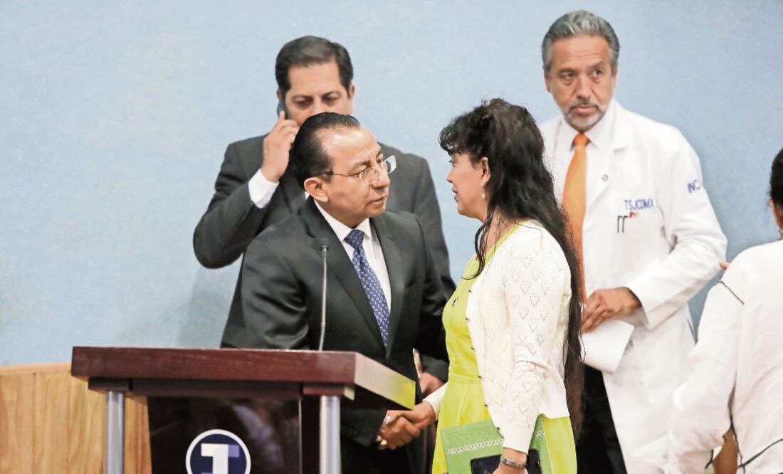 El presidente del TSJ local, Rafael Guerra, ofreció una disculpa a Araceli Osorio por el proceso del caso del feminicidio de su hija. Foto: IVÁN STEPHENS. EL UNIVERSAL