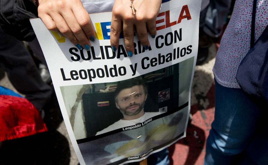 López y Ceballos se encuentran en prisión y son enjuiciados por supuestas acciones violentas relacionadas con las protestas antigubernamentales de 2014 (Foto: AP)
