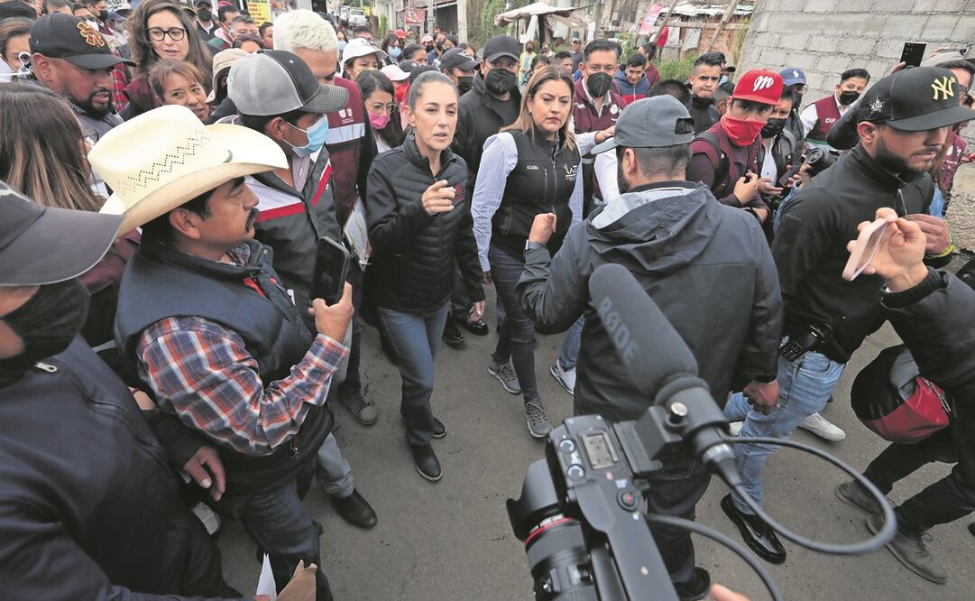 La jefa de Gobierno, Claudia Sheinbaum, y la edil de Tlalpan, Alfa González, en el recorrido por Topilejo. 