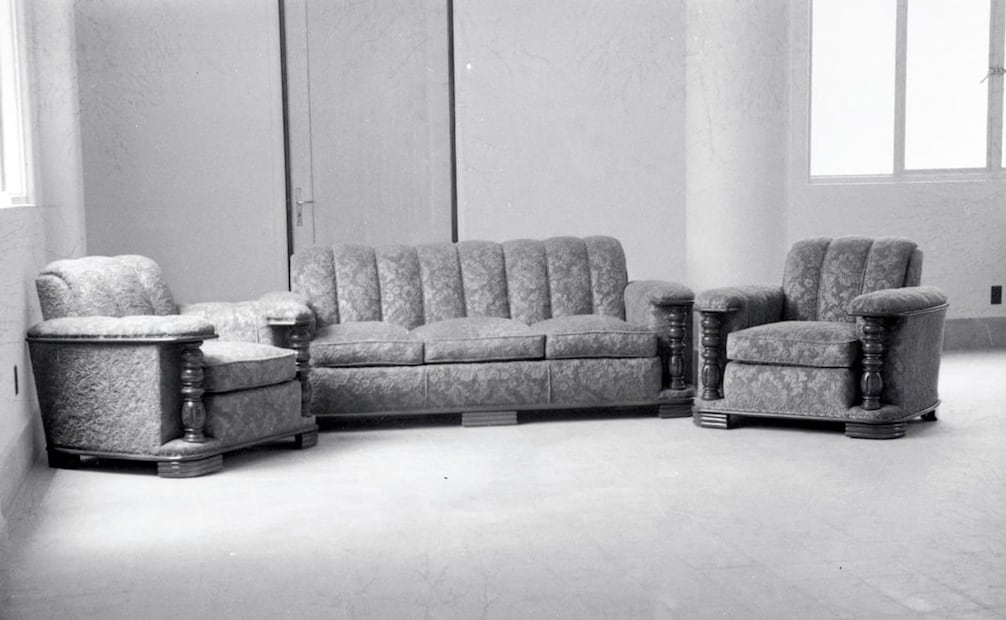 Sala familiar vendida por la mueblería “Cuauhtémoc”, 1939. En entrevista con EL UNIVERSAL en 1952, Carlos H. Reyes aseguró que su fábrica también surtía numerosos pedidos a Centro y Sudamérica, pero que siempre mantendría su principal producción y venta para México. Foto: Archivo EL UNIVERSAL.