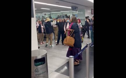 Abuchean a Xóchitl Gálvez en el AICM; su equipo denuncia manipulación 