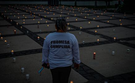 Realizan vigilia en Culiacán a un año de guerra entre Chapitos y Mayitos; más de 5 mil velas iluminan explanada de Palacio de Gobierno