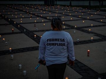 Realizan vigilia en Culiacán a un año de guerra entre Chapitos y Mayitos; más de 5 mil velas iluminan explanada de Palacio de Gobierno