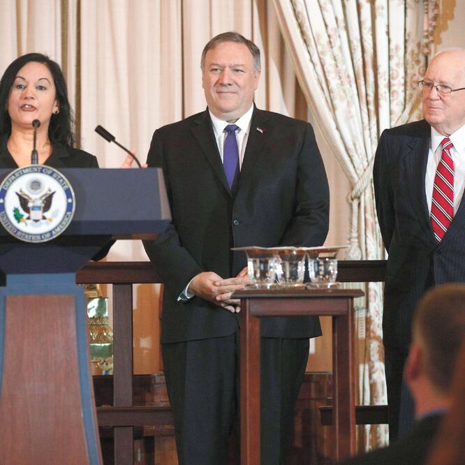 El secretario estadounidense de Estado, Mike Pompeo (centro), dijo durante una reunión que su país no ofreció más recursos económicos a México ni a Centroamérica para contener a los migrantes. ALEX WONG. AFP