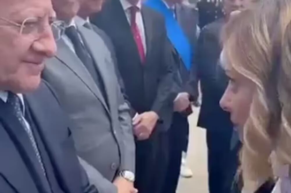 La primera ministra italiana, Giorgia Meloni ,en su saludo con el gobernador de Campania, Vincenzo de Luca. FOTO: CAPTURA